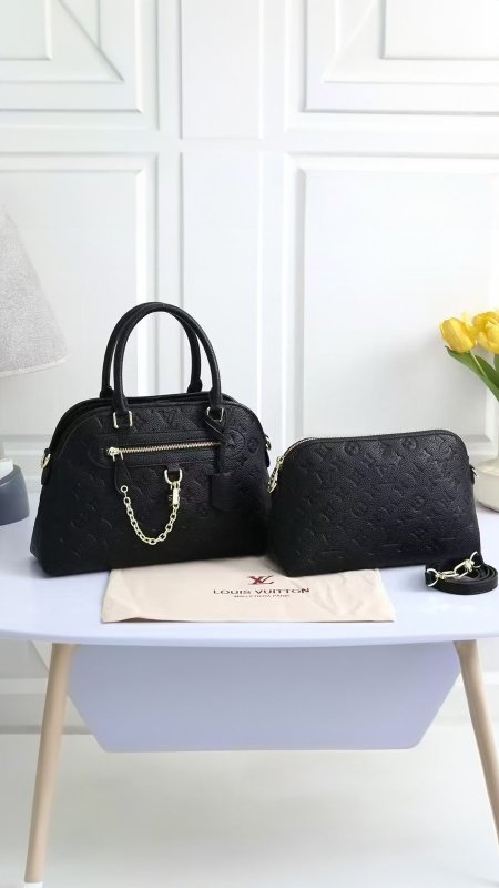 شنطة - Louis Vuitton  / قطعتين ( كروس + شنطة ) كواليتي ماستر